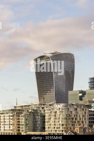 Londres, Royaume-Uni - 7 novembre 2023 - le 'Walkie-Talkie' au 20 Fenchurch Street domine l'horizon avec son profil audacieux et lourd. Ce landm néo-futuriste Banque D'Images