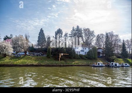 Cracovie, Pologne - 12 avril 2026 : les bateaux accostent au bord de la rivière à Cracovie, Pologne, près des arbres et des bâtiments ensoleillés. Banque D'Images