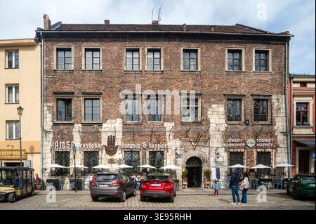 Cracovie, Pologne - 12 avril 2026 : les gens aiment manger et faire du shopping à Sababa et à la librairie juive de Cracovie. Banque D'Images