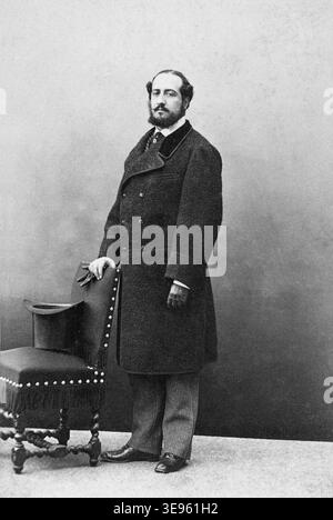 Henri de pène (1830-1888) est un journaliste et romancier français. Cette photographie, prise par l’Atelier Nadar entre 1875 et 1895, est une épreuve de démonstration capturant de pène à la fin du XIXe siècle. L'image illustre le travail de Nadar dans la photographie de portrait, mettant en évidence la sophistication de l'apparence du sujet dans un contexte historique. Banque D'Images