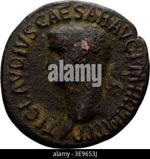 La pièce AS RIC 111, frappée entre 50 et 50 après JC, représente Concordia, la déesse romaine de l'harmonie, sur l'avers. Cette pièce de bronze, utilisée dans les transactions romaines antiques, est une pièce importante de l'histoire numismatique. L'image d'archives capture le design complexe de Concordia, symbolisant la paix et l'unité dans l'Empire romain. Banque D'Images
