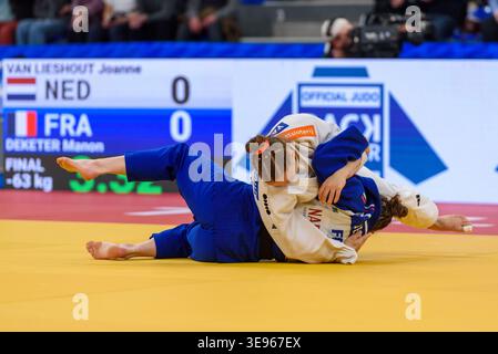 Tbilissi, Géorgie. 17 avril 2026. Joanne VAN LIESHOUT, des pays-Bas (blanche), contre Manon DEKETER, de France (bleue), dans un match pour la médaille d’or chez les femmes de moins de 63 kg aux Championnats d’Europe de judo Seniors Tbilissi 2026 en individuel. Crédit : Mirko Kuzmanovic/Alamy Live News Banque D'Images