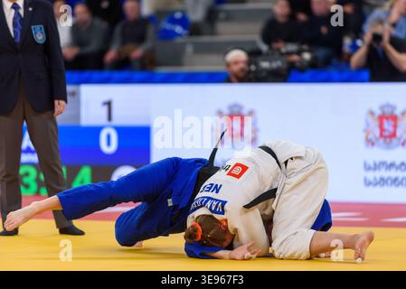 Tbilissi, Géorgie. 17 avril 2026. Joanne VAN LIESHOUT, des pays-Bas (blanche), contre Manon DEKETER, de France (bleue), dans un match pour la médaille d’or chez les femmes de moins de 63 kg aux Championnats d’Europe de judo Seniors Tbilissi 2026 en individuel. Crédit : Mirko Kuzmanovic/Alamy Live News Banque D'Images