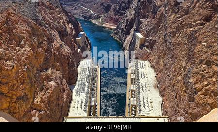 Les centrales électriques du barrage Hoover surplombent le fleuve Colorado. Vue aérienne des centrales électriques du barrage Hoover dans un canyon désertique escarpé avec le fleuve Colorado bleu profond qui coule Banque D'Images