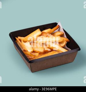 Quartiers de pommes de terre avec croûte croustillante dans une boîte à emporter Banque D'Images