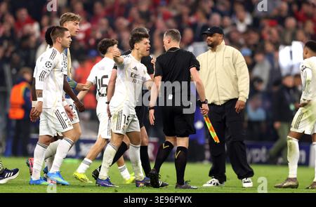 MUNICH, ALLEMAGNE - 15 AVRIL : les joueurs du Real avec Arda Güler du Real Madrid se disputent avec l'arbitre Slavko Vincic après le quart de finale de l'UEFA Champions League 2025/26 entre le FC Bayern München et le Real Madrid CF au Football Arena Munich le 15 avril 2026 à Munich, Allemagne. © diebilderwelt / Alamy Stock Banque D'Images