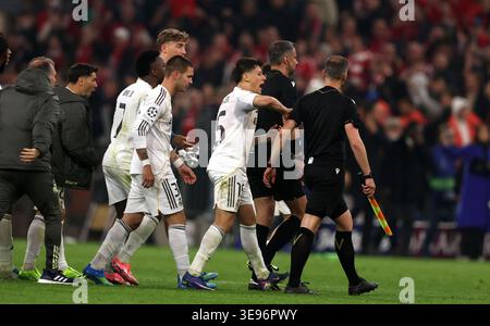 MUNICH, ALLEMAGNE - 15 AVRIL : les joueurs du Real avec Arda Güler du Real Madrid se disputent avec l'arbitre Slavko Vincic après le quart de finale de l'UEFA Champions League 2025/26 entre le FC Bayern München et le Real Madrid CF au Football Arena Munich le 15 avril 2026 à Munich, Allemagne. © diebilderwelt / Alamy Stock Banque D'Images