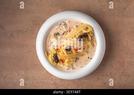 Pâtes à la sauce crémeuse truffe et au parmesan Banque D'Images