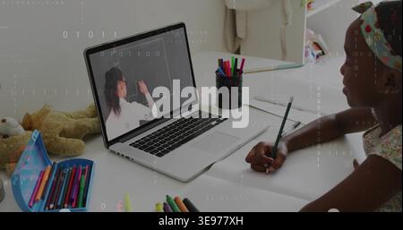 Fille suivant le professeur en ligne dessinant sur ordinateur portable, écrivant, étudiant tout en superposant des données sur le bureau Banque D'Images