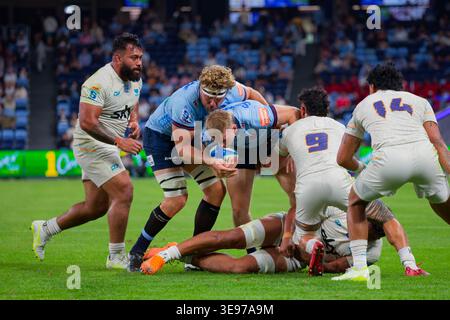 Sydney, Australie. 17 avril 2026. Max Jorgensen des Waratahs est attaqué lors du match de Super Rugby Pacific Rd 10 2026 entre les Waratahs et Moana Pasifika à l'Allianz Stadium le 17 avril 2023 à Sydney, Australie crédit : IOIO IMAGES/Alamy Live News Banque D'Images