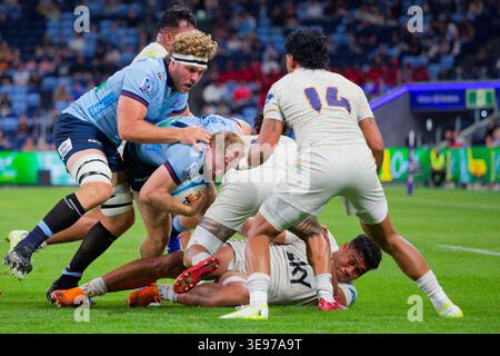 Sydney, Australie. 17 avril 2026. Max Jorgensen des Waratahs est attaqué lors du match de Super Rugby Pacific Rd 10 2026 entre les Waratahs et Moana Pasifika à l'Allianz Stadium le 17 avril 2023 à Sydney, Australie crédit : IOIO IMAGES/Alamy Live News Banque D'Images