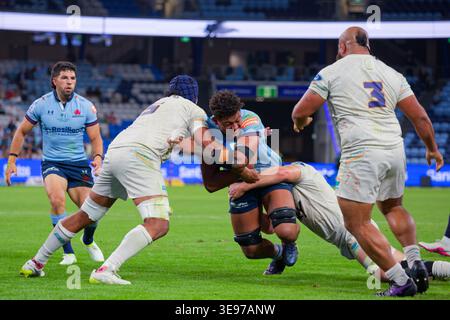 Sydney, Australie. 17 avril 2026. Miles Amatosero des Waratahs est attaqué lors du match de Super Rugby Pacific Rd 10 2026 entre les Waratahs et Moana Pasifika à l'Allianz Stadium le 17 avril 2023 à Sydney, Australie crédit : IOIO IMAGES/Alamy Live News Banque D'Images