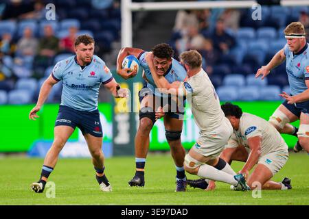 Sydney, Australie. 17 avril 2026. Miles Amatosero des Waratahs est attaqué lors du match de Super Rugby Pacific Rd 10 2026 entre les Waratahs et Moana Pasifika à l'Allianz Stadium le 17 avril 2023 à Sydney, Australie crédit : IOIO IMAGES/Alamy Live News Banque D'Images
