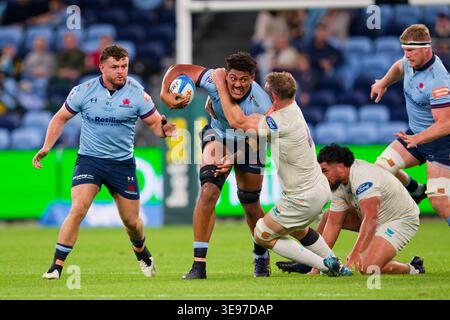 Sydney, Australie. 17 avril 2026. Miles Amatosero des Waratahs est attaqué lors du match de Super Rugby Pacific Rd 10 2026 entre les Waratahs et Moana Pasifika à l'Allianz Stadium le 17 avril 2023 à Sydney, Australie crédit : IOIO IMAGES/Alamy Live News Banque D'Images