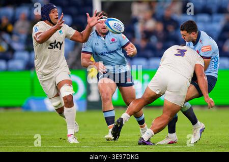 Sydney, Australie. 17 avril 2026. Jack Debreczeni des Waratahs est attaqué lors du match de Super Rugby Pacific Rd 10 2026 entre les Waratahs et Moana Pasifika au stade Allianz le 17 avril 2023 à Sydney, Australie crédit : IOIO IMAGES/Alamy Live News Banque D'Images