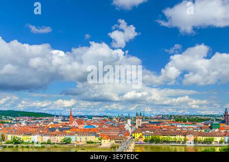 Paysage urbain de Wurzburg, vue panoramique aérienne de la vieille ville de Wurzburg altstadt, vieux bâtiments colorés, horizon horizon panorama de la ville historique de Wurzburg Banque D'Images