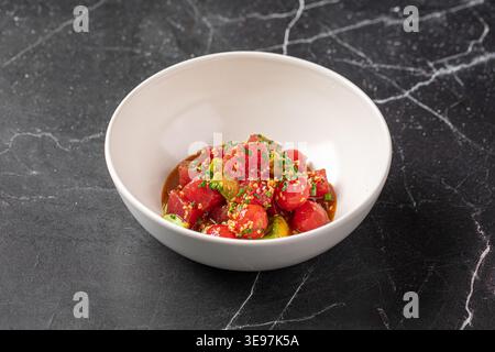 Tomates cerises en sauce kimchi aux herbes Banque D'Images