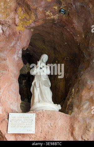 Statue religieuse dans une alcôve dans une grotte, église de la grotte, colline de Gellert, Budapest, Hongrie Banque D'Images
