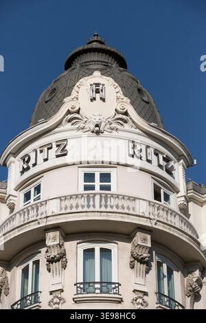 Détail architectural du dôme en ardoise orné et du balcon d'angle du Mandarin Oriental Ritz, Madrid, Espagne. Banque D'Images