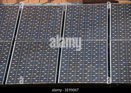 Une image en gros plan ou des panneaux solaires sur un toit de maison de tuiles Banque D'Images
