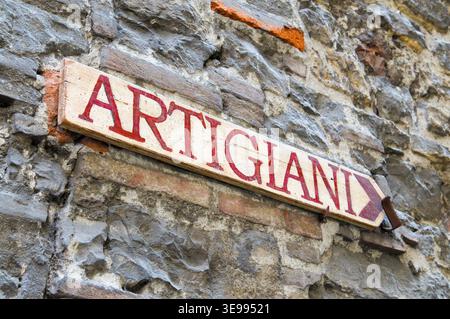 Peint italien Artigiani (en anglais artisans ou artisan) signe sur une planche de bois, accroché sur un mur à Pienza, Toscane Banque D'Images