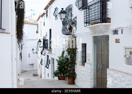 Explorer les charmantes rues étroites d'Altea, en Espagne, un cadre idéal pour des vacances en famille et des souvenirs de vacances Banque D'Images