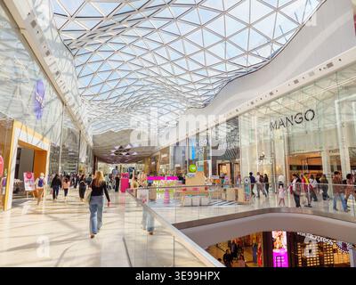 Intérieur de Westfield London, centre commercial White City, Londres, Royaume-Uni Banque D'Images
