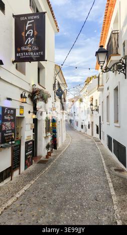 Explorer la charmante vieille ville d'Altea, un village espagnol pittoresque parfait pour des vacances en famille mémorables et des voyages de vacances Banque D'Images
