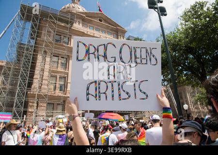 Des centaines de participants participent à la Marche Queer sur le Capitole, Austin, Texas, le 15 avril 2023. (Photo de John Anderson/The Austin Chronicle) Banque D'Images
