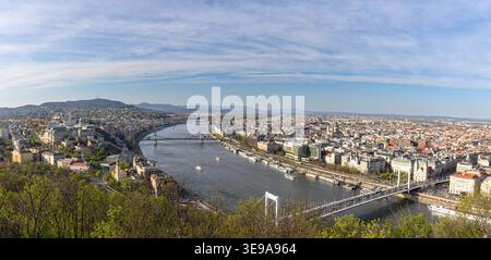 Une vue panoramique de Budapest avec le Danube au printemps, y compris le Palais Royal, Elisabeth et les ponts des chaînes et le parlement Banque D'Images