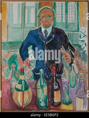 Edvard Munch (1863-1944), peintre norvégien, est connu pour son exploration profonde de l'émotion humaine. Dans son Self-Portrait with Bottles (1938), Munch reflète un moment d’introspection, entouré de bouteilles. La peinture est un exemple de son œuvre ultérieure, où il intègre le symbolisme personnel dans la scène. L'utilisation de bouteilles peut représenter l'isolement, la réflexion personnelle ou l'évasion. Banque D'Images