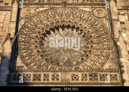 Vue détaillée de la façade ouest de l’église du Saint Lawrence avec une rosette d’environ 9 mètres de diamètre, également connue sous le nom de rose de pierre, vieille ville de Nuremberg, Banque D'Images