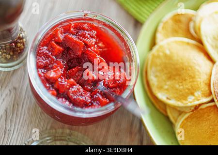 Un pot de confiture de fraises sur la table. Concept de confiture de fraises maison. Banque D'Images