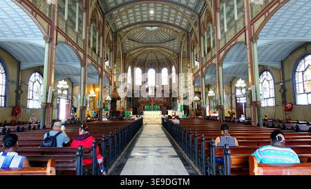 L'intérieur de la cathédrale Saint-Louis dans le style néo-gothique et ayant un cadre de poutres en fer à Fort-de-France, Martinique, Caraïbes Banque D'Images