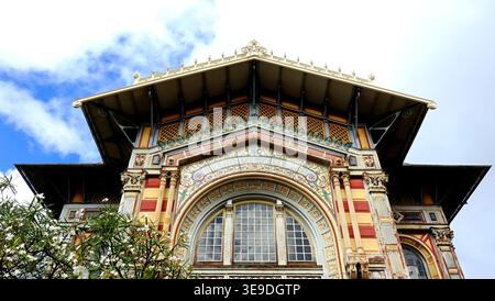 Fragment de la belle façade en mosaïque colorée de la bibliothèque Shoelcher, construite en béton, fer, bois et située à Fort-de-France, Martinique Banque D'Images