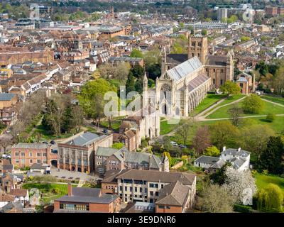 ST ALBANS, HERTFORSHIRE, ANGLETERRE - 10 AVRIL 2026 : Cathédrale St Albans à côté des bâtiments de l'école St Albans, située dans l'ancienne abbaye Banque D'Images