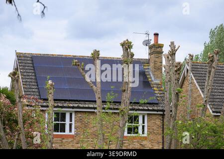 Panneaux solaires sur le toit sur la maison moderne produisant de l'énergie renouvelable, mettant en valeur un mode de vie durable, la technologie verte et la production d'électricité résidentielle Banque D'Images