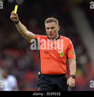 Hampden Park, Glasgow, Royaume-Uni. 18 avril 2026. Scottish Cup Football, Dunfermline Athletic contre Falkirk ; l'arbitre John Beaton tient un carton jaune à Filip Lissah de Falkirk Credit : action plus Sports/Alamy Live News Banque D'Images