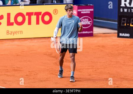 MUNICH, ALLEMAGNE - 18 AVRIL : Flavio Cobolli (ITA) acclame lors du match BMW Open by Bitpanda Singles entre Alexander Zverev (GER) et Flavio Cobolli (ITA) au MTTC Iphitos le 18 avril 2026 à Munich, Allemagne. Sur sa manche, il a écrit la lettre M et un cœur. Crédit : BEAUTIFUL SPORTS Pressphoto Agency/Alamy Live News Banque D'Images