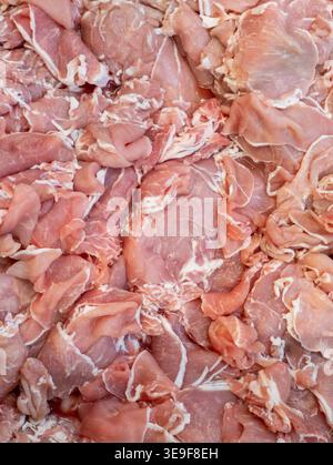 Texture de fond plein cadre de viande de porc fraîche crue finement tranchée, préparée pour la cuisson, la casserole chaude ou le shabu. Banque D'Images