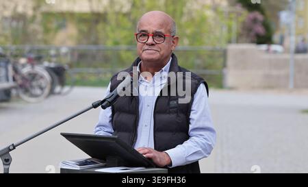 Erfurt, Allemagne. 18 avril 2026. Bernd Schramm, fils du survivant de Buchenwald Gert Schramm, intervient lors de l'inauguration de la stèle commémorative qui lui est dédiée. Né à Erfurt le 25 novembre 1928, il est le fils d'un ingénieur afro-américain de Californie. Le 6 mai 1943, il a été placé en « détention préventive » à l'âge de seulement 14 ans. En juillet 1944, il est déporté au camp de concentration de Buchenwald et contraint à des travaux forcés. Il a été libéré par les soldats américains en 1945. Gerd Schramm meurt à Eberswalde le 18 avril 2016. Crédit : Bodo Schackow/dpa/Alamy Live News Banque D'Images