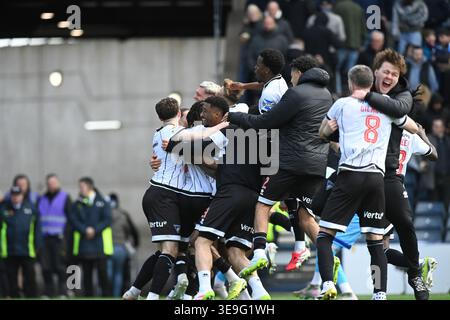 Glasgow, Royaume-Uni. 18 avril 2026. Scottish Gas Scottish Cup semi-finale Barclay Hampden Park . Glasgow 18 avril 26 Dunfermline v Falkirk Dunfermline Celebrations Credit : eric mccowat/Alamy Live News Banque D'Images