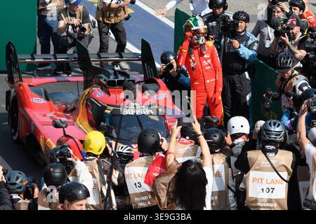 Imola, Italie. 18 avril 2026. Antonio GIOVINAZZI (ITA), au volant de FERRARI AF CORSE (ITA), célèbre la pole position des 6 heures d'Imola FIA WEC 2026 sur le circuit Enzo et Dino Ferrari à Imola (Italie) après la séance de qualification. Crédit : Riccardo Righetti/Alamy Live News Banque D'Images