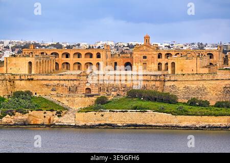 Une vue détaillée du Fort Manoel en forme d'étoile du XVIIIe siècle, mettant en valeur ses impressionnants bastions calcaires, ses cours voûtées et sa chapelle, situés sur Banque D'Images