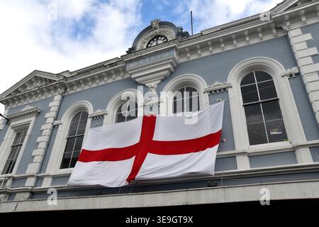 La croix de Saint George le drapeau de l'Angleterre sur l'ancien hôtel de ville un bâtiment municipal à St Mary Street, Newport, Shropshire, célébrant George Banque D'Images