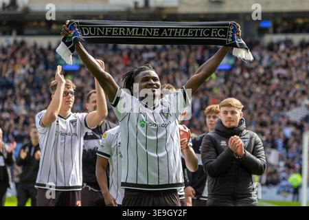 Glasgow, Royaume-Uni. 18 avril 2026. Dunfermline Athletic joue contre Falkirk lors de la demi-finale de la Scottish Gas Men's Scottish Cup, à Hampden Park, Glasgow, Écosse, Royaume-Uni. Le jeu est allé au temps supplémentaire et a ensuite été réglé par des pénalités. Le score final était Dunfermline Athletic 4 - 2 Falkirk. Nurudeen Abdulia (D18) tient une écharpe Dunfermline supporters à la fin du match. Crédit : Findlay/Alamy Live News Banque D'Images
