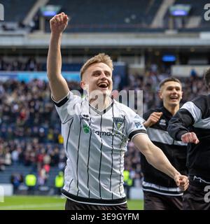Glasgow, Royaume-Uni. 18 avril 2026. Dunfermline Athletic joue contre Falkirk lors de la demi-finale de la Scottish Gas Men's Scottish Cup, à Hampden Park, Glasgow, Écosse, Royaume-Uni. Le jeu est allé au temps supplémentaire et a ensuite été réglé par des pénalités. Le score final était Dunfermline Athletic 4 - 2 Falkirk. Matty Todd (D10) célébrant devant les fans. Crédit : Findlay/Alamy Live News Banque D'Images