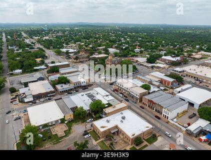 Drone point de vue des rues du centre-ville à Llano, Texas Hill Country. Caractéristiques le palais de justice historique entouré par l'architecture du centre-ville. Banque D'Images
