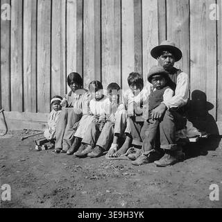 Photographie avec texte de la famille Chuckachancy près d'Oakhurst, Californie. Ceci est tiré d'un rapport d'enquête de Fresno et... Banque D'Images