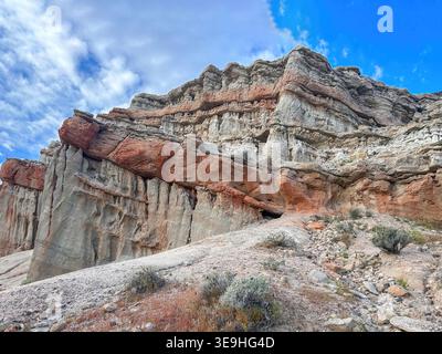 Spectaculaire formation rocheuse du désert au parc d'État de Red Rock Canyon, comté de Kern, Californie. Banque D'Images